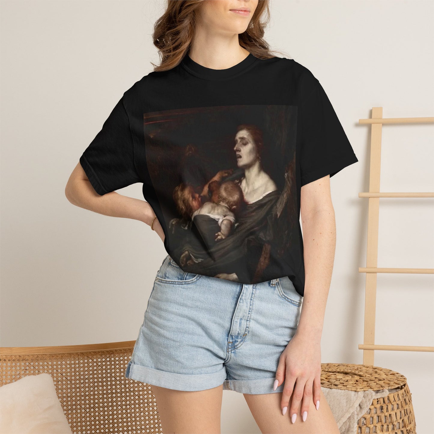 Camiseta con Estampado de Pintura Clásica Oscura – Disponible en Blanco y Negro