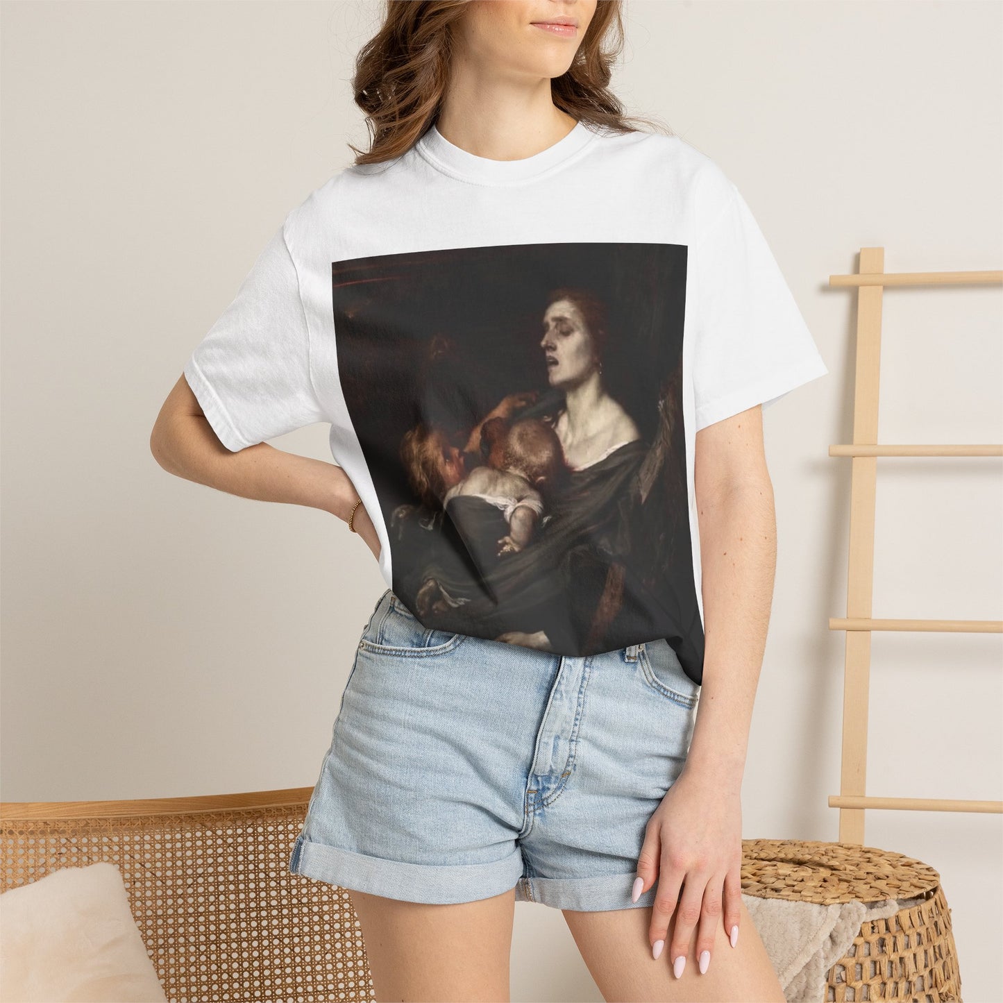 Camiseta con Estampado de Pintura Clásica Oscura – Disponible en Blanco y Negro